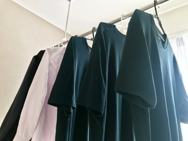 部屋干し洗濯物を早く乾かす7つのコツ おすすめの部屋干しグッズも ミツモア 部屋干し洗濯物を早く乾かす7つのコツ おすすめの部屋干しグッズも ミツモア