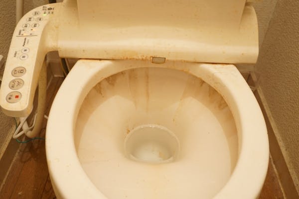 トイレの床には汚れがたくさん 毎日できる簡単な掃除方法を紹介 ミツモア トイレの床には汚れがたくさん 毎日できる簡単な掃除方法を紹介 ミツモア
