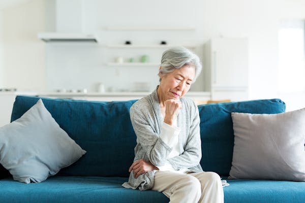 【孤独死の原因】高齢者だけでなく若者も?対策法も解説!