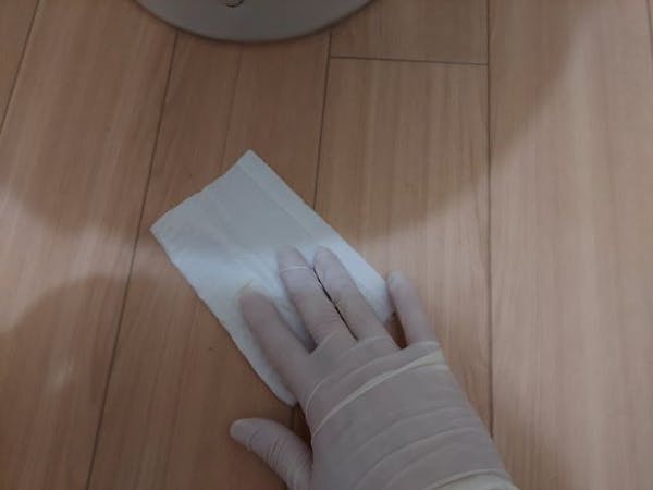 トイレ掃除用シートで床をこすり拭き