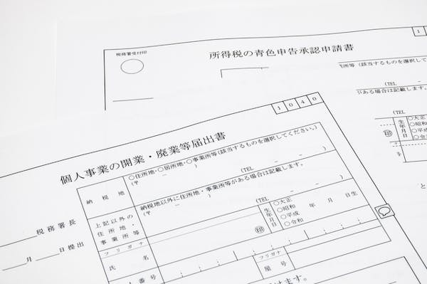 個人事業主になるためには開業届を税務署に提出します