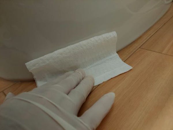 トイレの床には汚れがたくさん 毎日できる簡単な掃除方法を紹介 ミツモア トイレの床には汚れがたくさん 毎日できる簡単な掃除方法を紹介 ミツモア