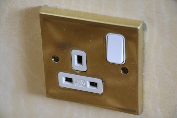 エアコンには専用コンセントが必要 見分け方やないときの対処法 ミツモア エアコンには専用コンセントが必要 見分け方やないときの対処法 ミツモア