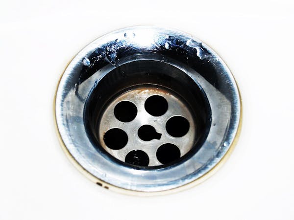 洗面所の排水溝掃除は重曹とクエン酸を活用 汚れを防ぐコツは ミツモア 洗面所の排水溝掃除は重曹とクエン酸を活用 汚れを防ぐコツは ミツモア