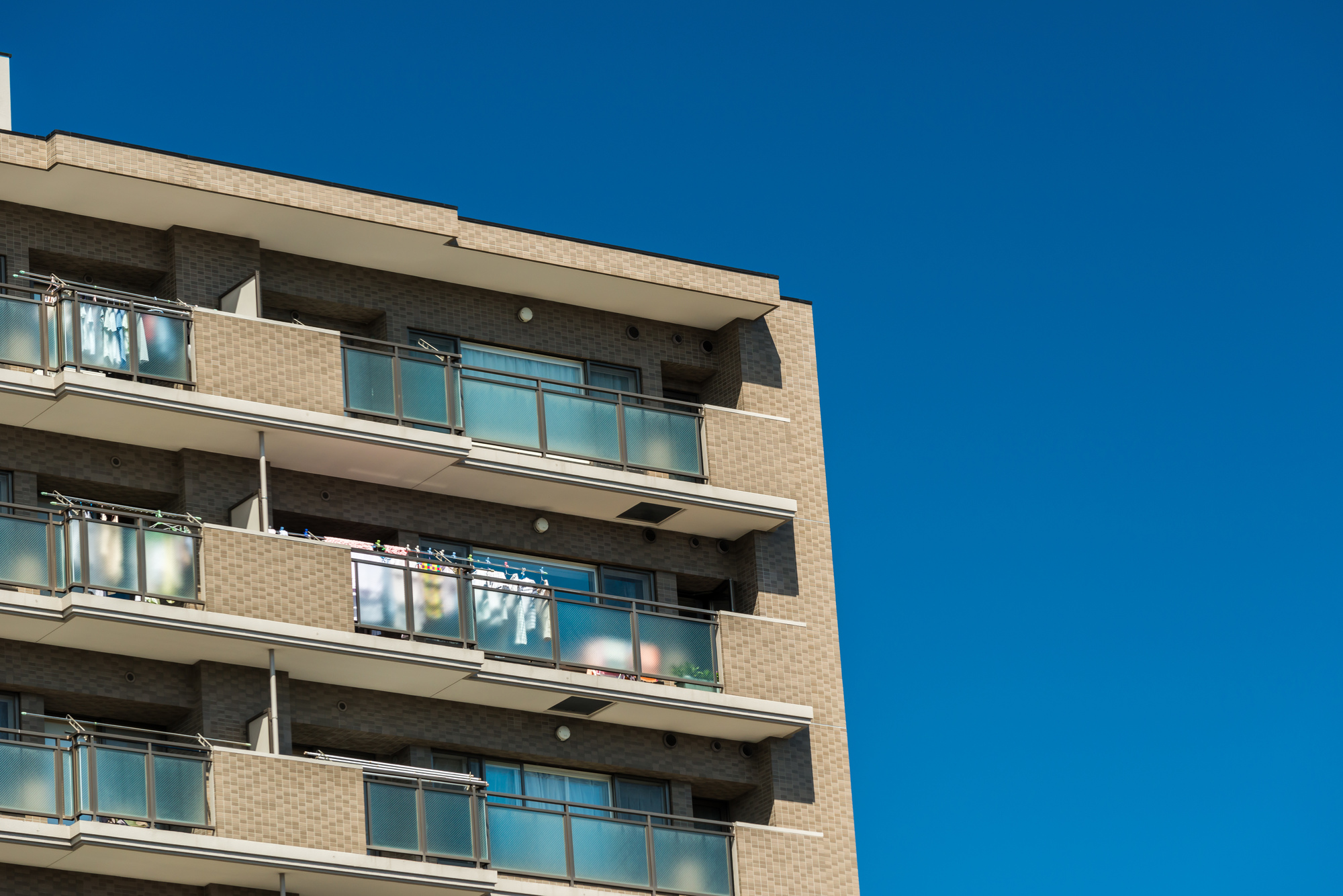 マンションのベランダ掃除方法！水を流さなくてもできるお手入れとは？