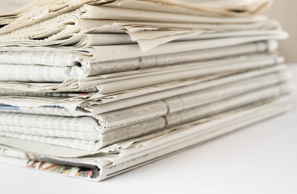 積み上げられた新聞紙