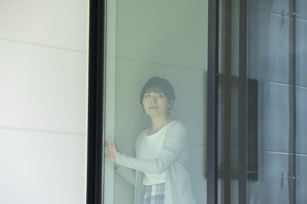 ひとりで簡単に網戸掃除をする方法 家にあるものや100均グッズを使った6つの掃除方法 ミツモア ひとりで簡単に網戸掃除をする方法 家にあるものや100均グッズを使った6つの掃除方法 ミツモア