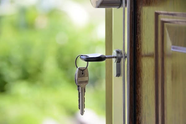 玄関の鍵が回らない 効果的な対処法とやってはいけない行動を解説 ミツモア 玄関の鍵が回らない 効果的な対処法とやってはいけない行動を解説 ミツモア