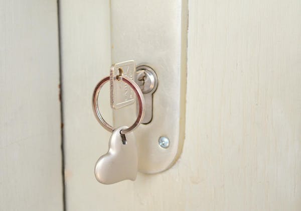 自分の部屋に鍵を後付けするには 鍵の種類やおすすめの鍵を紹介 ミツモア 自分の部屋に鍵を後付けするには 鍵の種類やおすすめの鍵を紹介 ミツモア
