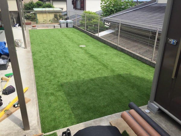 人工芝の施工にかかる費用は Diyと業者に頼む場合に分けて解説 ミツモア 人工芝の施工にかかる費用は Diyと業者に頼む場合に分けて解説 ミツモア