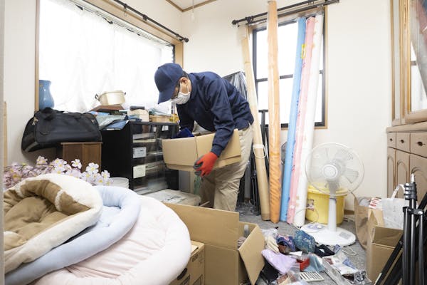 汚部屋掃除はできるところから始めるのがコツ 清掃業者の価格相場も紹介 ミツモア 汚部屋掃除はできるところから始めるのがコツ 清掃業者の価格相場も紹介 ミツモア