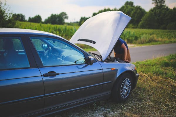 車のエンジンがかからない男性