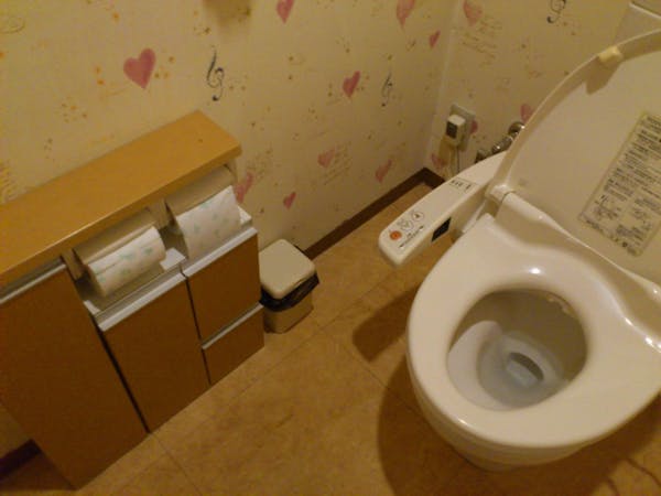 トイレの床から水漏れが発生 原因と対策方法 応急処置を解説 ミツモア トイレの床から水漏れが発生 原因と対策方法 応急処置を解説 ミツモア