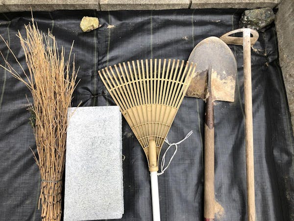 芝生のサッチングってどうやるの 必要な道具や手段について紹介 ミツモア 芝生のサッチングってどうやるの 必要な道具や手段について紹介 ミツモア