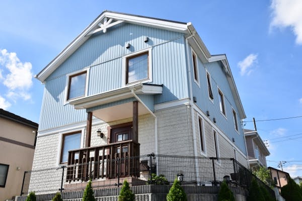 見本あり 外壁の色決め 失敗しない選び方 おしゃれで人気の塗装デザインやおすすめの配色を紹介 ミツモア 見本あり 外壁の色決め 失敗しない選び方 おしゃれで人気の塗装デザインやおすすめの配色を紹介 ミツモア