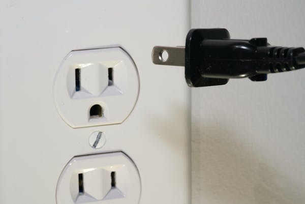 コンセントにつないだプラグが熱い 原因や対処法を解説 ミツモア コンセントにつないだプラグが熱い 原因や対処法を解説 ミツモア