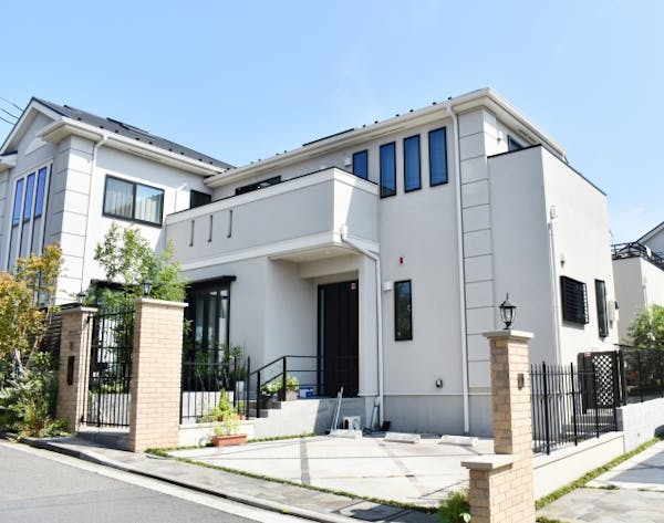 見本あり 外壁の色決め 失敗しない選び方 おしゃれで人気の塗装デザインやおすすめの配色を紹介 ミツモア 見本あり 外壁の色決め 失敗しない選び方 おしゃれで人気の塗装デザインやおすすめの配色を紹介 ミツモア