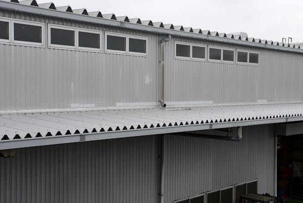 折半屋根の塗装に詳しくなろう メンテナンス時期から単価相場 塗装方法の種類まで紹介 ミツモア 折半屋根の塗装に詳しくなろう メンテナンス時期から単価相場 塗装方法の種類まで紹介 ミツモア