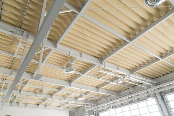 折半屋根の塗装に詳しくなろう メンテナンス時期から単価相場 塗装方法の種類まで紹介 ミツモア 折半屋根の塗装に詳しくなろう メンテナンス時期から単価相場 塗装方法の種類まで紹介 ミツモア