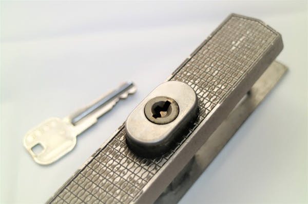 玄関の引き戸の鍵を交換しよう Diy方法や交換費用も紹介 ミツモア 玄関の引き戸の鍵を交換しよう Diy方法や交換費用も紹介 ミツモア