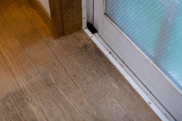 フローリング重ね張りで失敗しないために知っておくべきことを紹介 カビへの対処法は ミツモア フローリング重ね張りで失敗しないために知っておくべきことを紹介 カビへの対処法は ミツモア