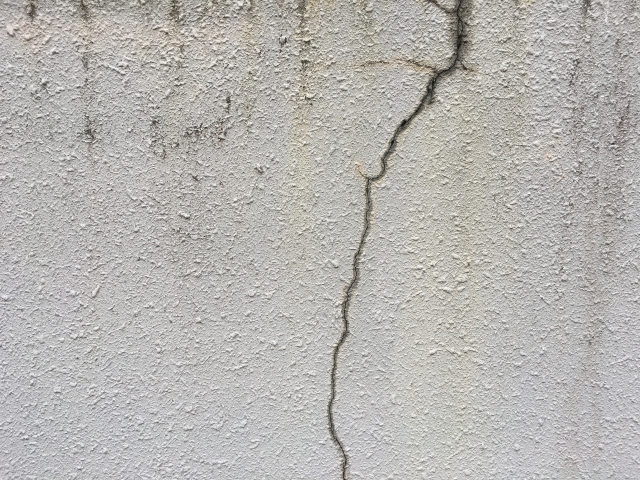 ひび割れた外壁