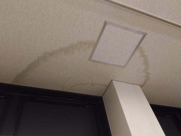 雨漏りの修理にかかる費用相場は 保険についてや業者の選び方も解説 ミツモア 雨漏りの修理にかかる費用相場は 保険についてや業者の選び方も解説 ミツモア