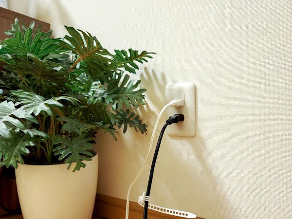 コンセントから火花が出たらどうする 原因と対策方法を学ぼう ミツモア コンセントから火花が出たらどうする 原因と対策方法を学ぼう ミツモア