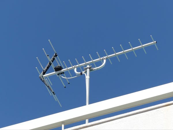 テレビのパラボラアンテナとは 特徴や種類 設置に関する疑問を解決 ミツモア テレビのパラボラアンテナとは 特徴や種類 設置に関する疑問を解決 ミツモア