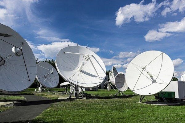 テレビのパラボラアンテナとは 特徴や種類 設置に関する疑問を解決 ミツモア テレビのパラボラアンテナとは 特徴や種類 設置に関する疑問を解決 ミツモア