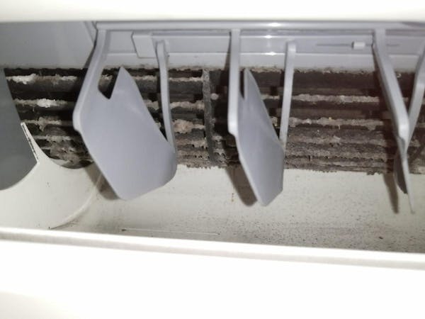 エアコンの掃除のやり方をパーツごとに解説 カビの原因や予防法も ミツモア エアコンの掃除のやり方をパーツごとに解説 カビの原因や予防法も ミツモア