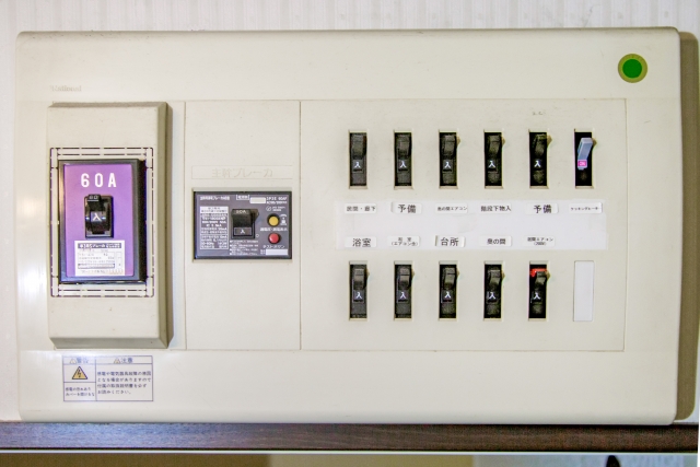 ブレーカーが落ちる原因と対策 落ちないように家電を使う方法 何度も落ちるときの対処法 ミツモア