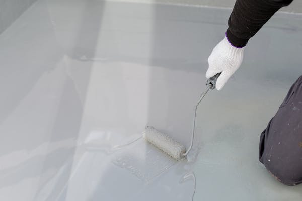 トップコート塗装とは 外壁 防水層それぞれの劣化サインや塗り替え時期など解説 ミツモア トップコート塗装とは 外壁 防水層それぞれの劣化サインや塗り替え時期など解説 ミツモア