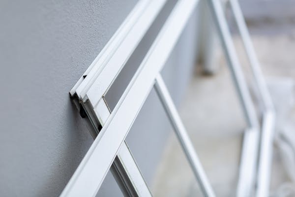 網戸張り替えの費用相場は 値段を決める4つの要因をチェック 業者に依頼するメリットは ミツモア 網戸張り替えの費用相場は 値段を決める4つの要因をチェック 業者に依頼するメリットは ミツモア