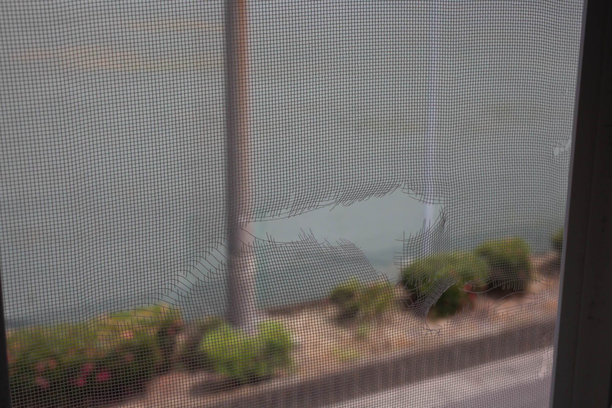 穴 破れ たわみは自分で直せる 網戸をシールやテープで補修する方法 賃貸の場合は ミツモア