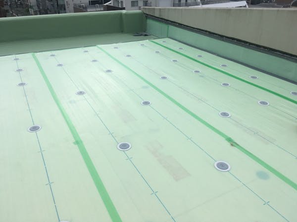 シート防水の特徴は 他の防水と比較したメリット デメリットや施工方法 費用相場など解説 ミツモア シート防水の特徴は 他の防水と比較したメリット デメリットや施工方法 費用相場など解説 ミツモア
