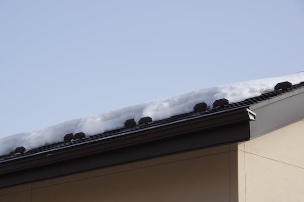 なぜ必要 屋根の 雪止め の種類 費用相場を解説 後付けのデメリットや注意点は ミツモア なぜ必要 屋根の 雪止め の種類 費用相場を解説 後付けのデメリットや注意点は ミツモア