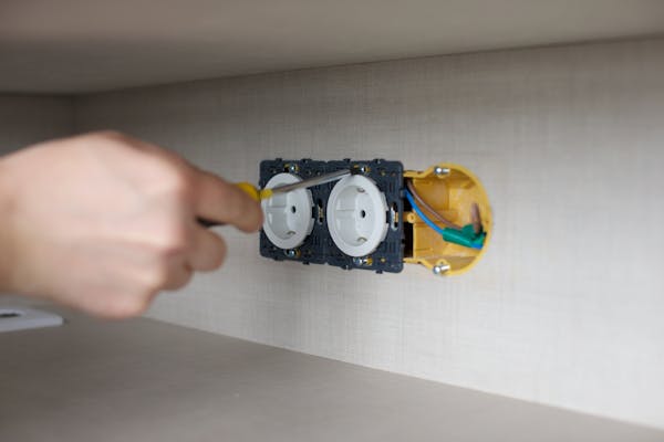 屋根裏に換気扇をdiyで取り付ける方法は 屋根裏換気の3つの方法と費用相場を解説 ミツモア 屋根裏に換気扇をdiyで取り付ける方法は 屋根裏換気の3つの方法と費用相場を解説 ミツモア
