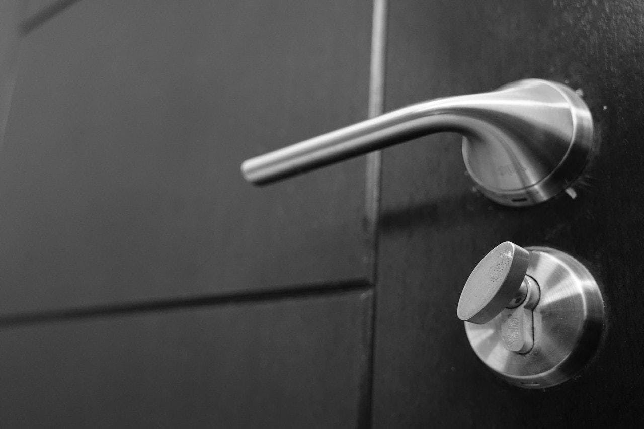 トイレのドアノブに不具合があるときの対処法 簡単な修理方法も紹介 ミツモア トイレのドアノブに不具合があるときの対処法 簡単な修理方法も紹介 ミツモア