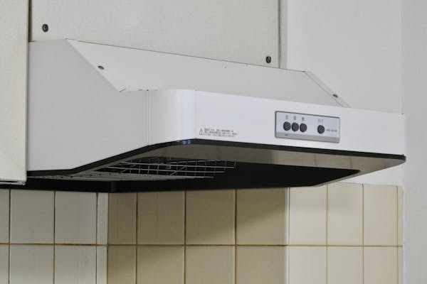 台所の換気扇の交換方法 費用相場 ファンやレンジフードの種類 取り付け方まで解説 ミツモア 台所の換気扇の交換方法 費用相場 ファンやレンジフードの種類 取り付け方まで解説 ミツモア