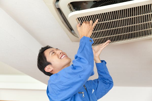 業務用エアコンは自分で掃除可能 掃除方法や頻度 注意点を解説 ミツモア 業務用エアコンは自分で掃除可能 掃除方法や頻度 注意点を解説 ミツモア