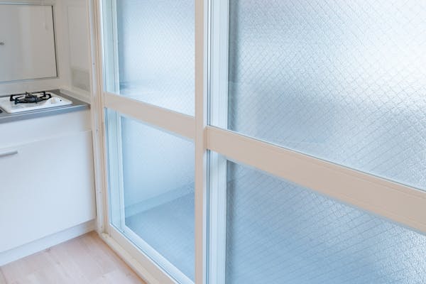 窓サッシについたカビを掃除する方法 素材を傷めない安全な落とし方も紹介 ミツモア 窓サッシについたカビを掃除する方法 素材を傷めない安全な落とし方も紹介 ミツモア