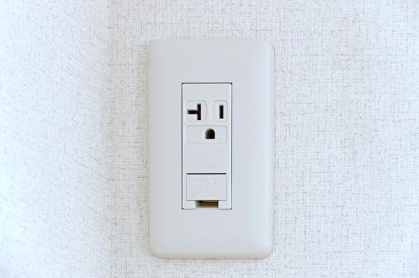 エアコンに専用コンセントが必要な理由 見分け方と無いときの対処法 ミツモア エアコンに専用コンセントが必要な理由 見分け方と無いときの対処法 ミツモア