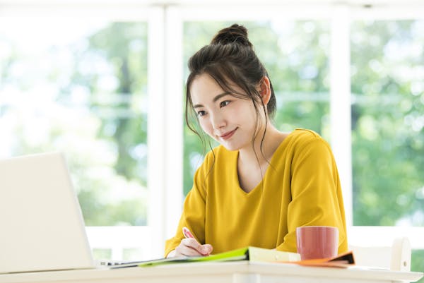 若い女性 テレワーク リモートワーク オンライン会議