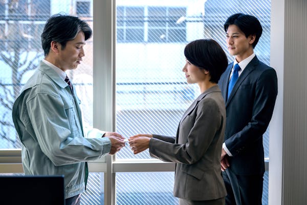 名刺交換の基本マナーを知ろう 複数人や同時交換のときの注意点 ミツモア 名刺交換の基本マナーを知ろう 複数人や同時交換のときの注意点 ミツモア