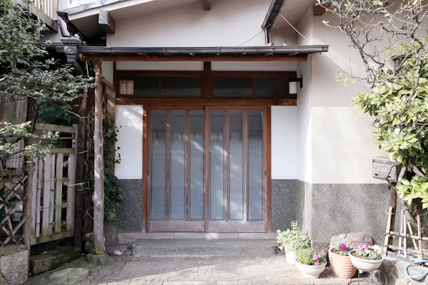玄関の引き戸の鍵を交換しよう Diy方法や交換費用も紹介 ミツモア 玄関の引き戸の鍵を交換しよう Diy方法や交換費用も紹介 ミツモア