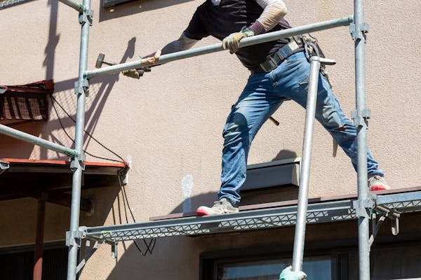 外壁塗装のdiyで足場はどうする はしごや脚立などを使った足場の組み方を解説 ミツモア 外壁塗装のdiyで足場はどうする はしごや脚立などを使った足場の組み方を解説 ミツモア