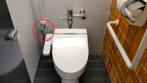トイレの止水栓の閉め方 調整方法を解説 止水栓から水漏れする場合の対処法も ミツモア トイレの止水栓の閉め方 調整方法を解説 止水栓から水漏れする場合の対処法も ミツモア