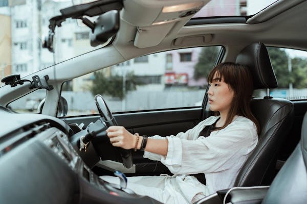 運転する女性