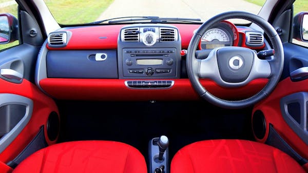 車のエアコンを掃除する必要性と方法 頻度の目安やサインも紹介 ミツモア 車のエアコンを掃除する必要性と方法 頻度の目安やサインも紹介 ミツモア